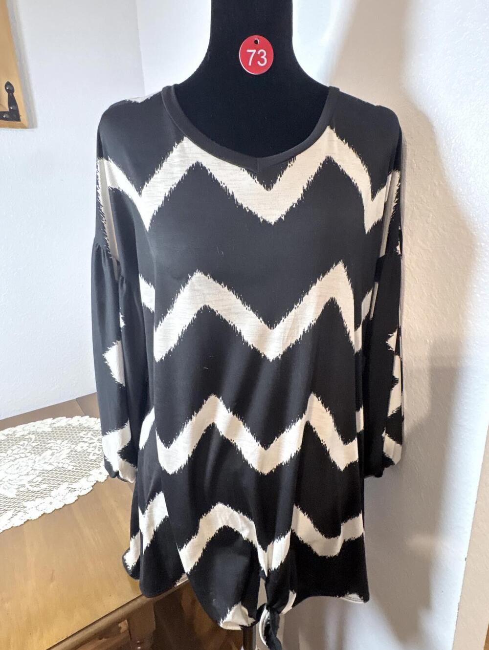 Chevron Black and White Zigzag Pattern Long Sleeve Tunic Top